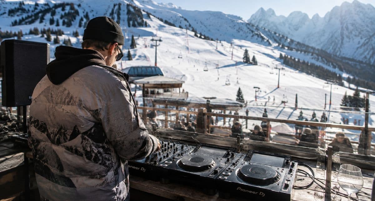DJ draait muziek op een zonnig bergterras