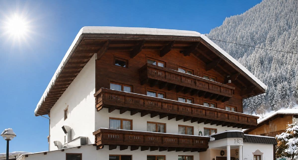 Buitenaanzicht van Hotel Ad LACA in de sneeuw
