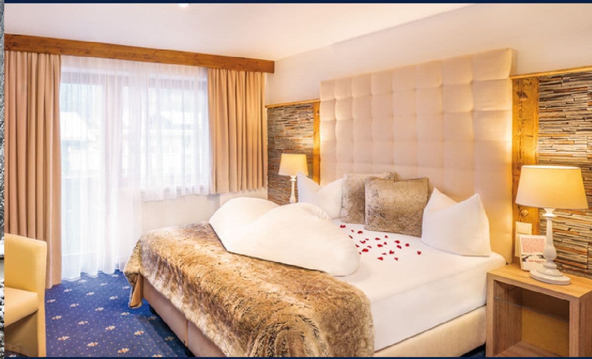 Ruime hotelkamer met dubbel bed