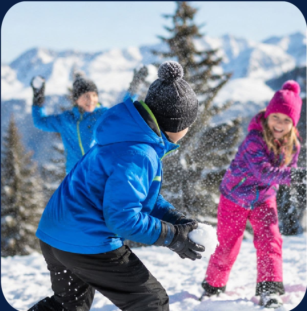 Kinderen gooien met sneeuwballen