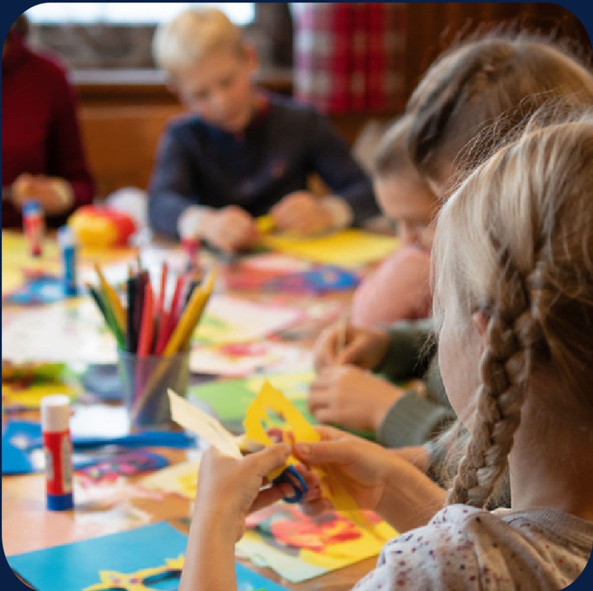 Kinderen knutselen aan tafel