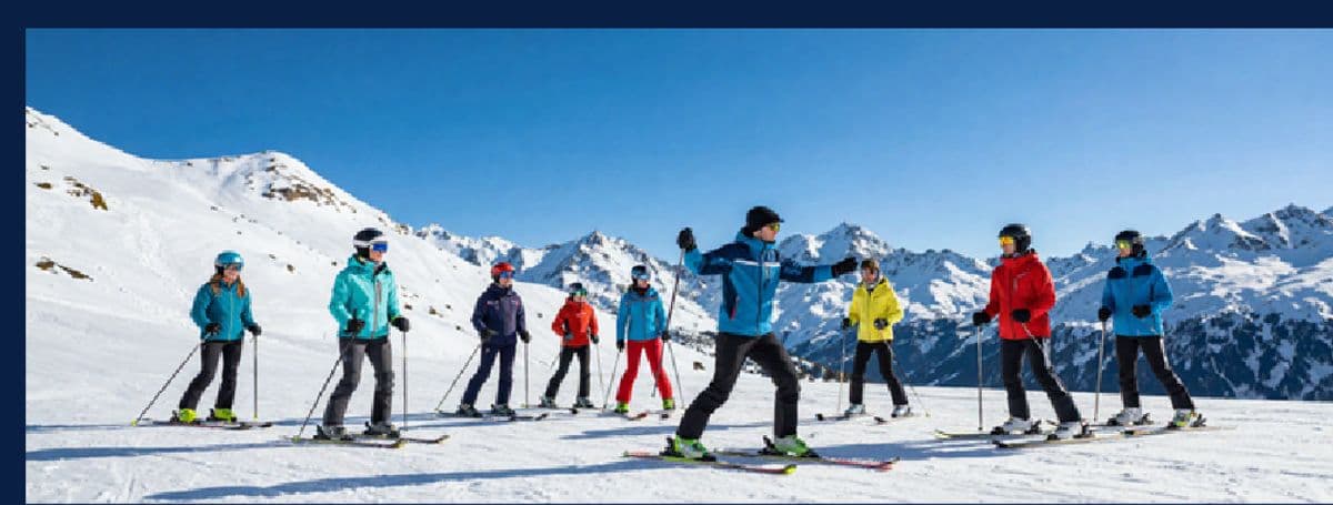 Groep kinderen op ski's in de bergen