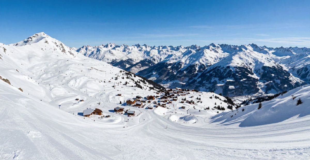 Panoramisch uitzicht over het skigebied See