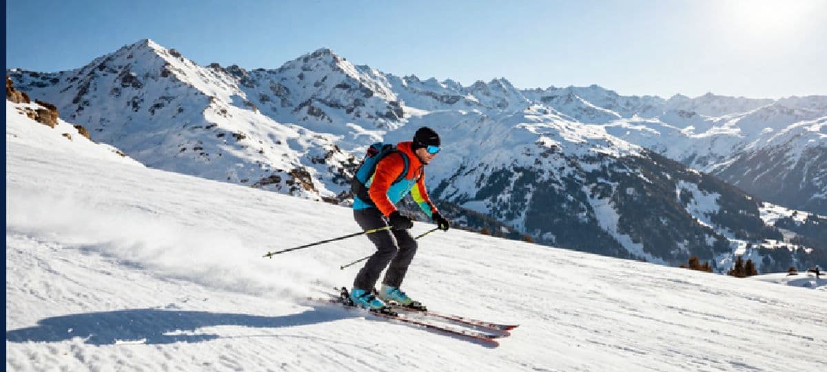 Skiër op een besneeuwde piste