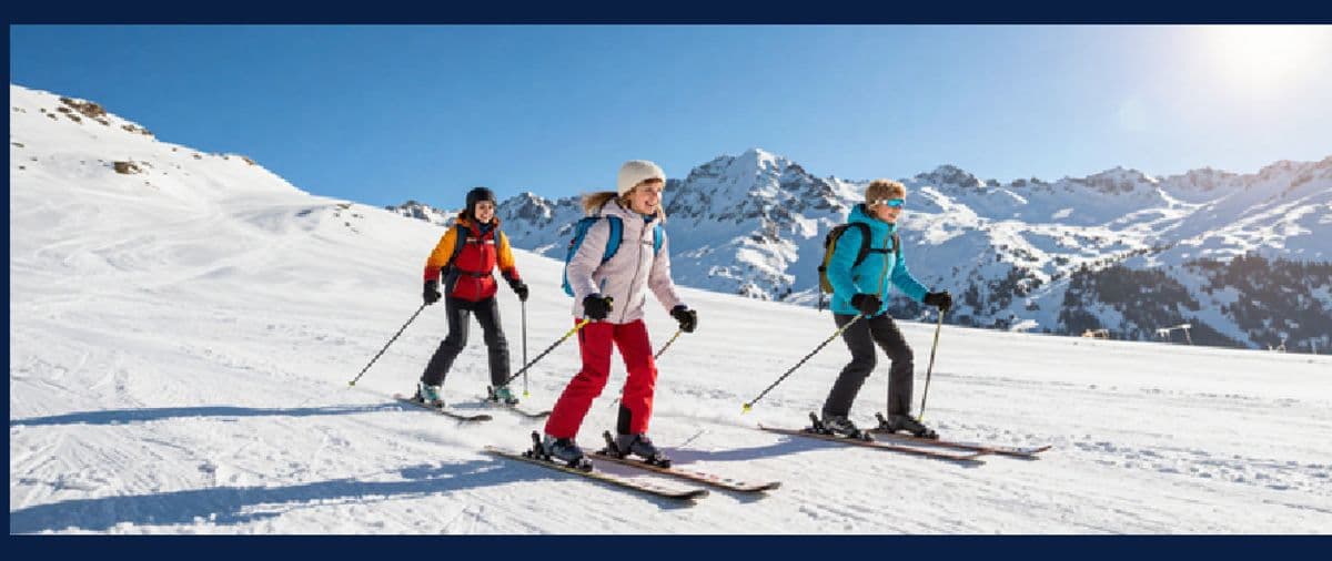 Groepje skiërs op de piste met berglandschap
